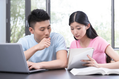 大学生在图书馆学习