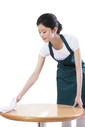 年轻女服务员清洁表