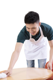 年轻服务员清理表