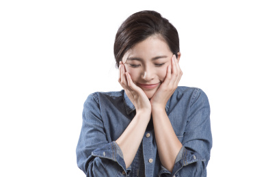 肖像的年轻女子面带微笑