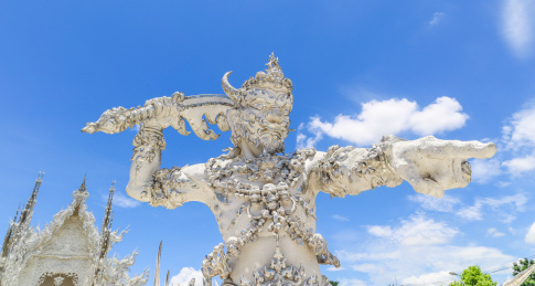 游客拍清莱白庙照片