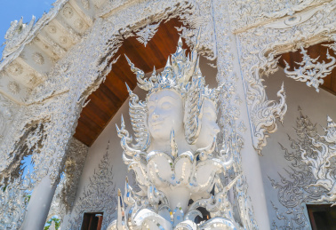 游客拍清莱白庙照片