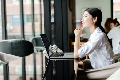 在咖啡馆使用电脑的商务女士