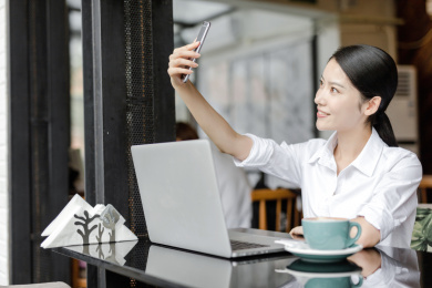 在咖啡馆使用电脑的商务女士