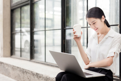 在咖啡馆使用电脑的商务女士