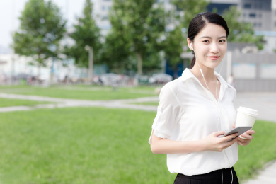 在户外使用手机的商务女生