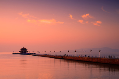 晨光晨雾中的栈桥