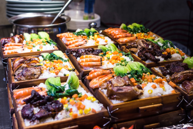 美食街的海鲜蒸饭
