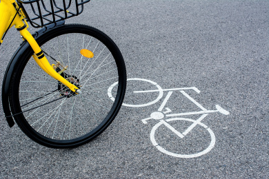 路上的自行车和自行车符号