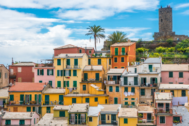 意大利五渔村韦尔纳扎小镇的彩色房子