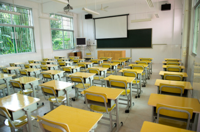 桌子和椅子教室。