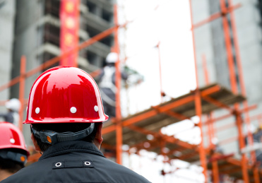 检查施工工地建设者检查后视图的工作。