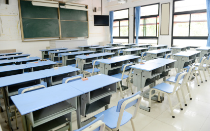 空教室的椅子，桌子..