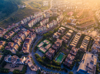 航拍夕阳下的城市居民住宅小区