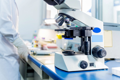 科学家在实验室里工作