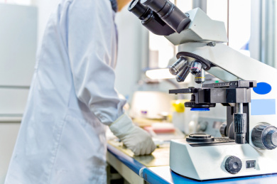 科学家在实验室里工作