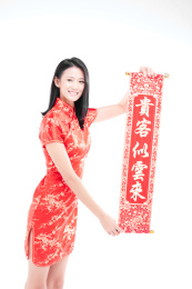 穿着旗袍的女生