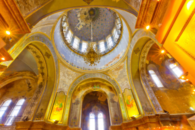 在哈尔滨china.Holy索菲亚大教堂的圣索非亚大教堂的内部是集中式，东西长：77米，长71.7米从南到北，主要部分是一个巨大的半圆形穹顶，非常高15米，中心的直径教堂32.6米，在所有40根肋骨，通过帆加入木宽7.6米的四个区块的货架。