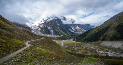 路中国在西藏到山区绕组。