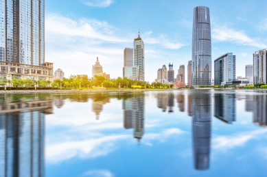 空楼，蓝天下的城市天际线，天津中国