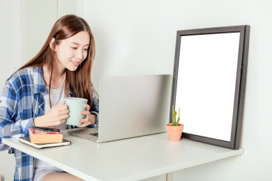 年轻女子在家里使用电脑