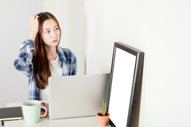 年轻女子在家里使用电脑