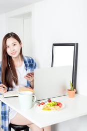 年轻女子在吃早餐