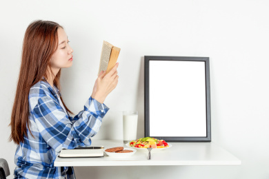 年轻女子在吃早餐