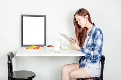 年轻女子在写文字