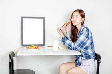 年轻女子在写文字