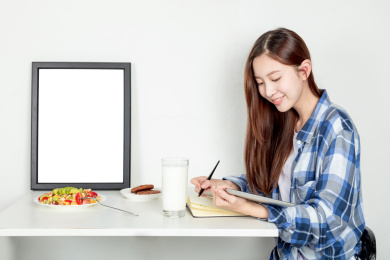 年轻女子在写文字