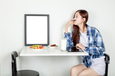 年轻女子在写文字