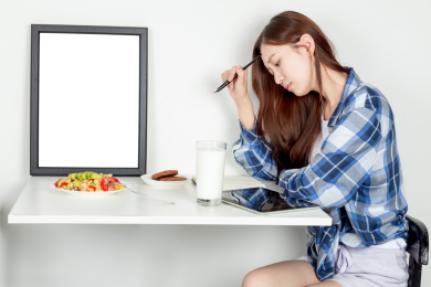 年轻女子在写文字