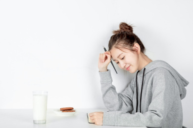 年轻女子在写文字