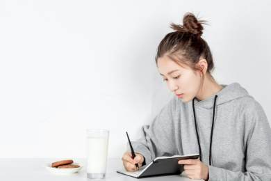 年轻女子在写文字