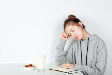 年轻女子在写文字