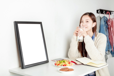 年轻女子在吃早餐