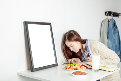 年轻女子在吃早餐