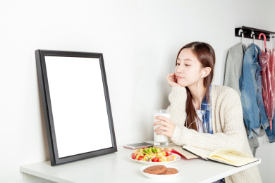 年轻女子在吃早餐