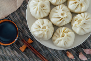  俯拍一盘中国北方手工制作包子和一碟香醋