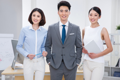 年轻的商务人士在办公室快乐工作