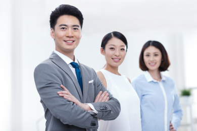 年轻的商务人士在办公室快乐工作