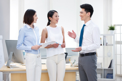 年轻的商务人士在办公室快乐工作