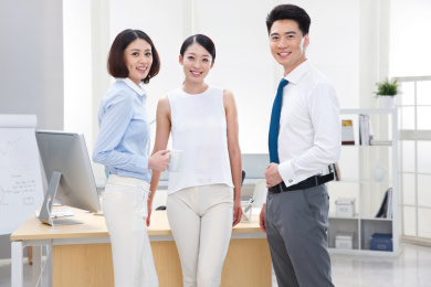 年轻的商务人士在办公室快乐工作