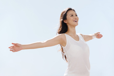 快乐的年轻女性在海边跳跃