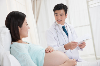 医生给孕妇做检查