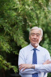 一个老年男人双臂交叉