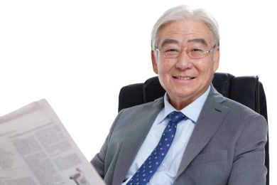 商务老年男人拿着报纸