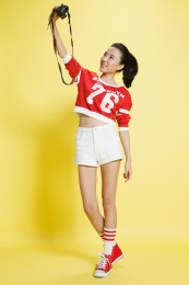 青年女人拿着照相机拍照