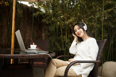 年轻女人听音乐